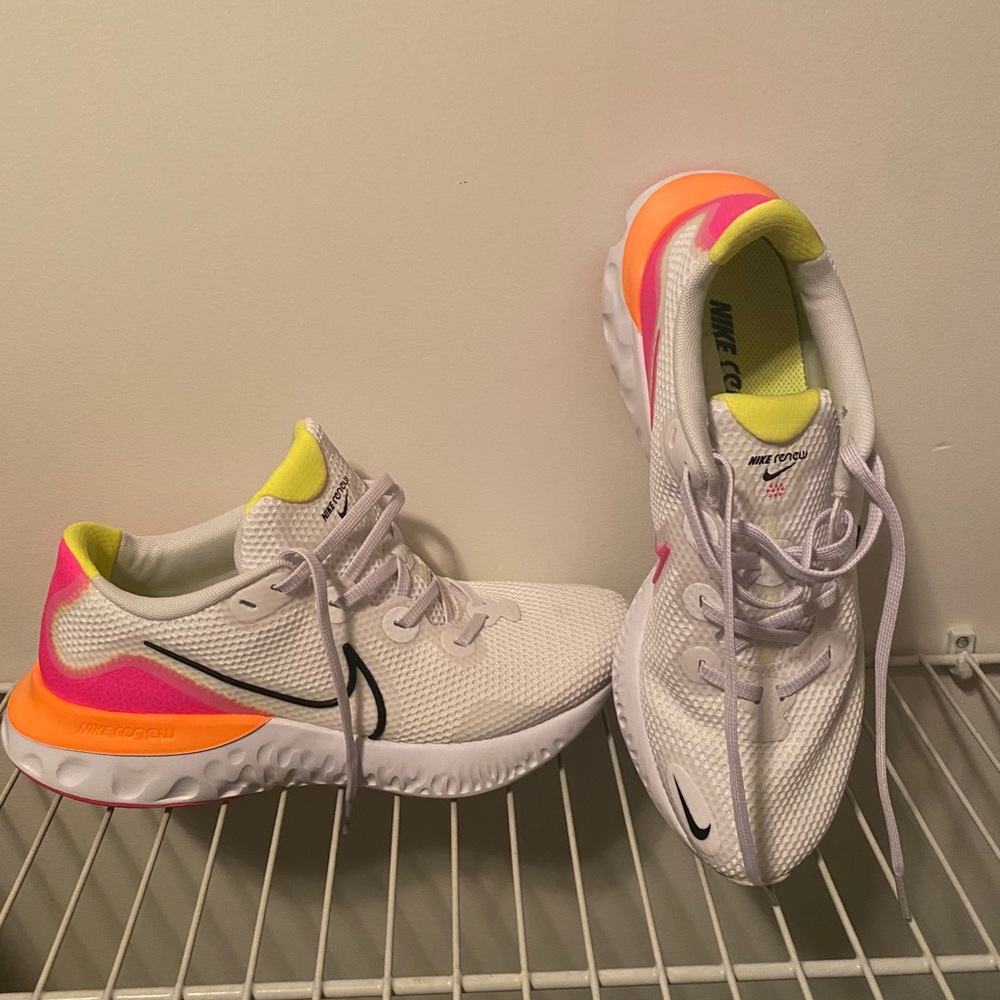 Nike renew women’s shoe